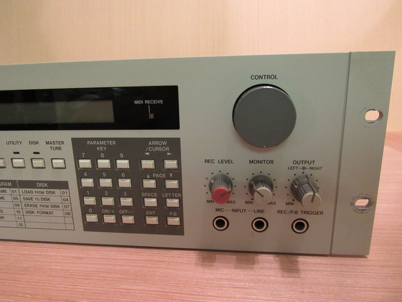 Photo Akai S900