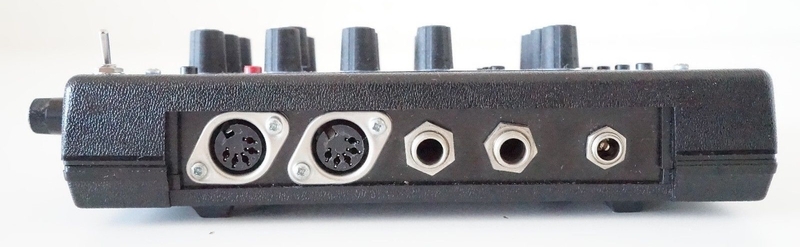 Derrière MFB Synth Lite II