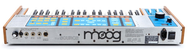 Derrière Moog Source